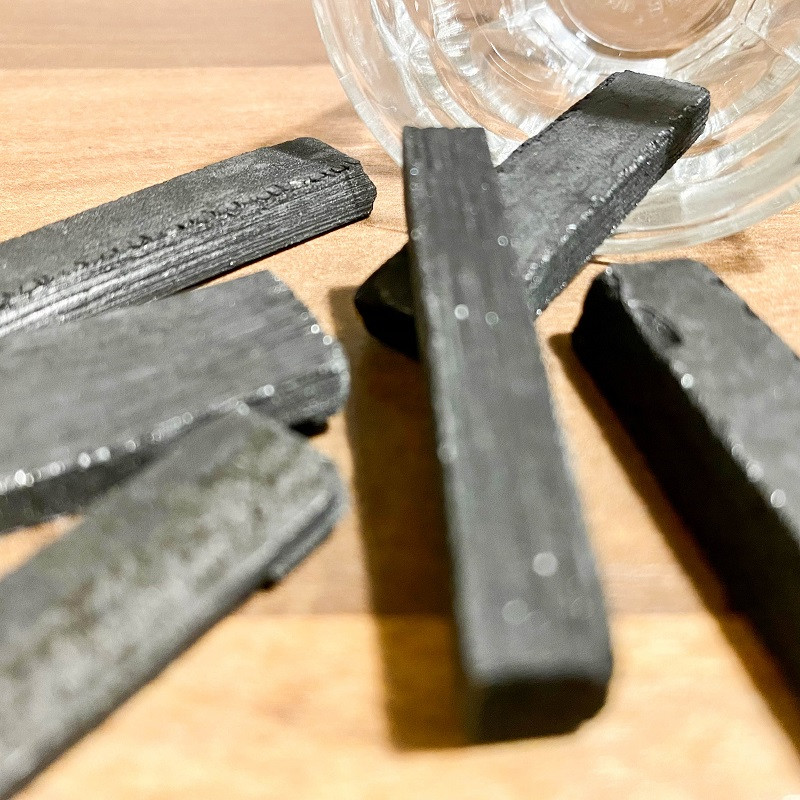 Bâton de charbon : purificateur d'eau