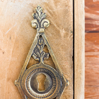 Bronze keyhole