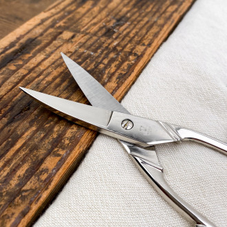 Curved nail scissors