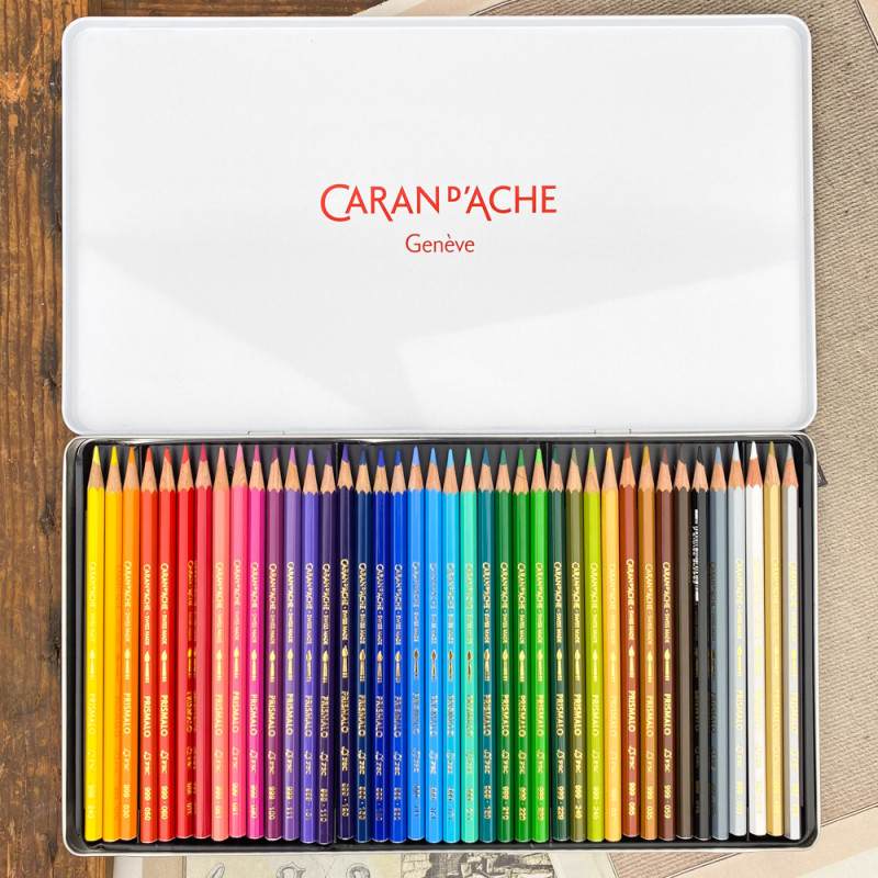 Coffret de crayons de couleurs, pastels, marqueurs aquarelles.