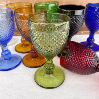 Colored wine glass with diamond tip finish