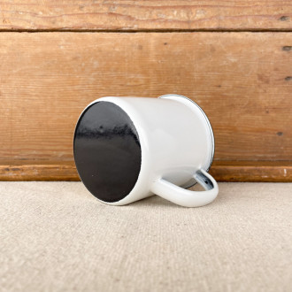 mug en émail blanc et noir