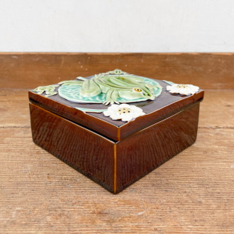 Frog and water lilies ceramic box