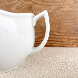 Porcelain fat / lean gravy boat