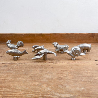 Animal casserole knobs in cast stainless steel