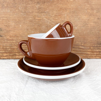 Tasse de bar brune et sa sous-tasse