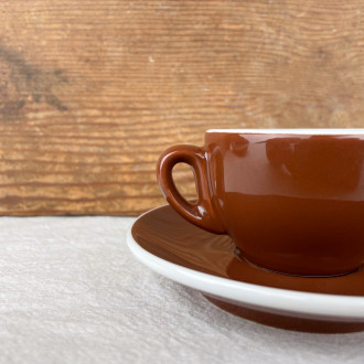 Tasse de bar brune et sa sous-tasse