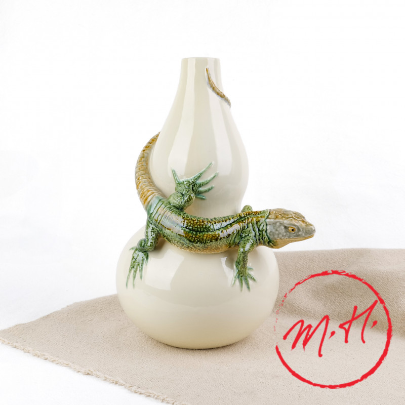 Vase with lizard design