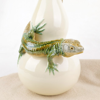 détail lézard en céramique vase bordallo pinheiro