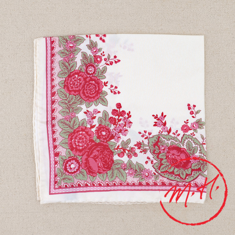 Carré de soie fleuri 45 x 45 cm