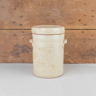 Stoneware pot with lid