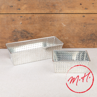 Moule à pain perforé en fer blanc