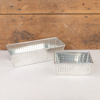 Moule à pain perforé en fer blanc