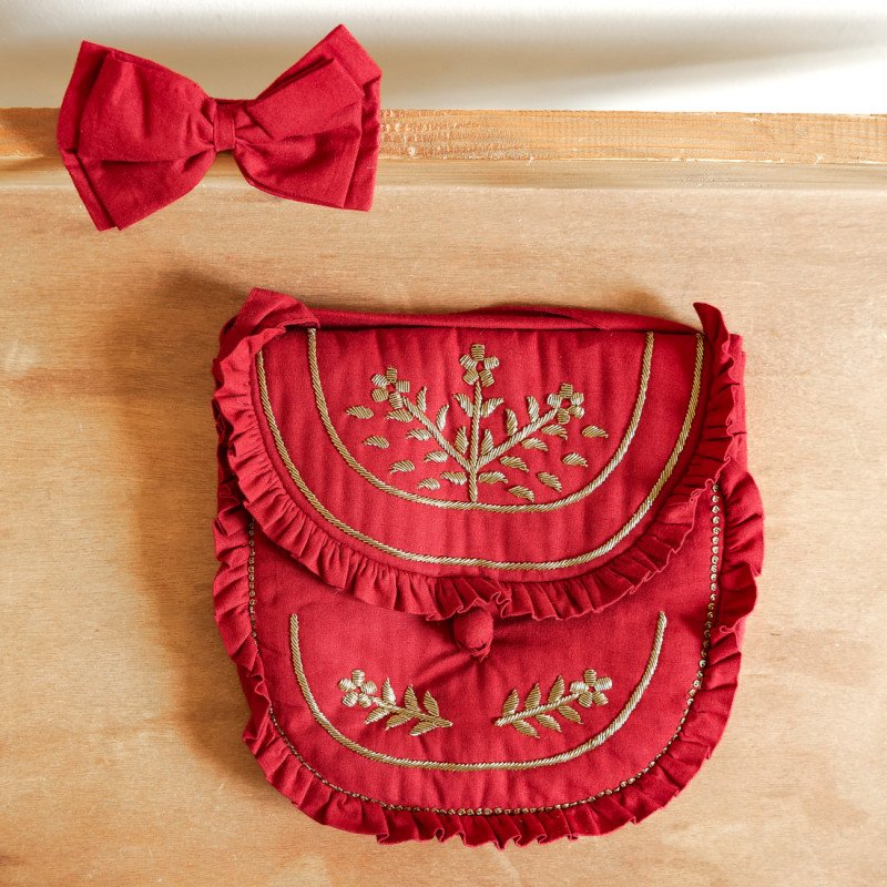 Sac bandoulière rouge avec pince à cheveux