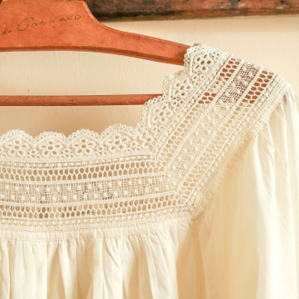 Blouse ivoire col dentelle