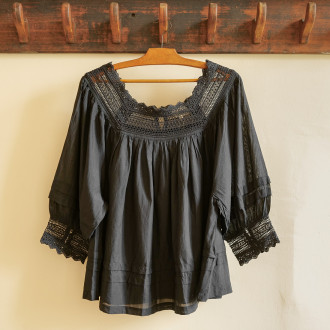 Blouse noire col dentelle