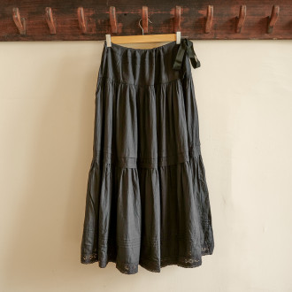 Jupe longue noire à volants