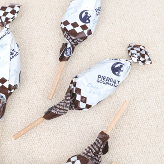 Étui de 10 sucettes Pierrot Gourmand chocolat et lait bâtonnet en hêtre