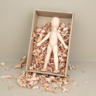 Poupées en bois clair