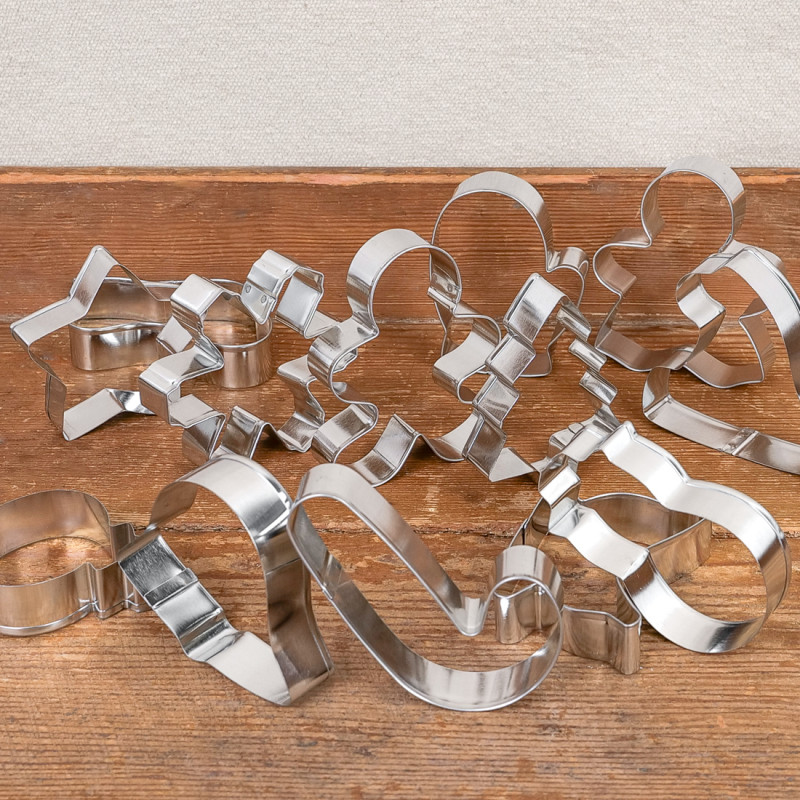 18 Christmas cookie cutters
