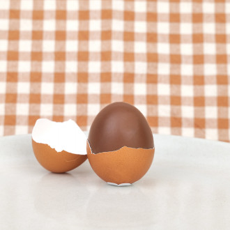 Véritable œuf en chocolat dans sa coquille
