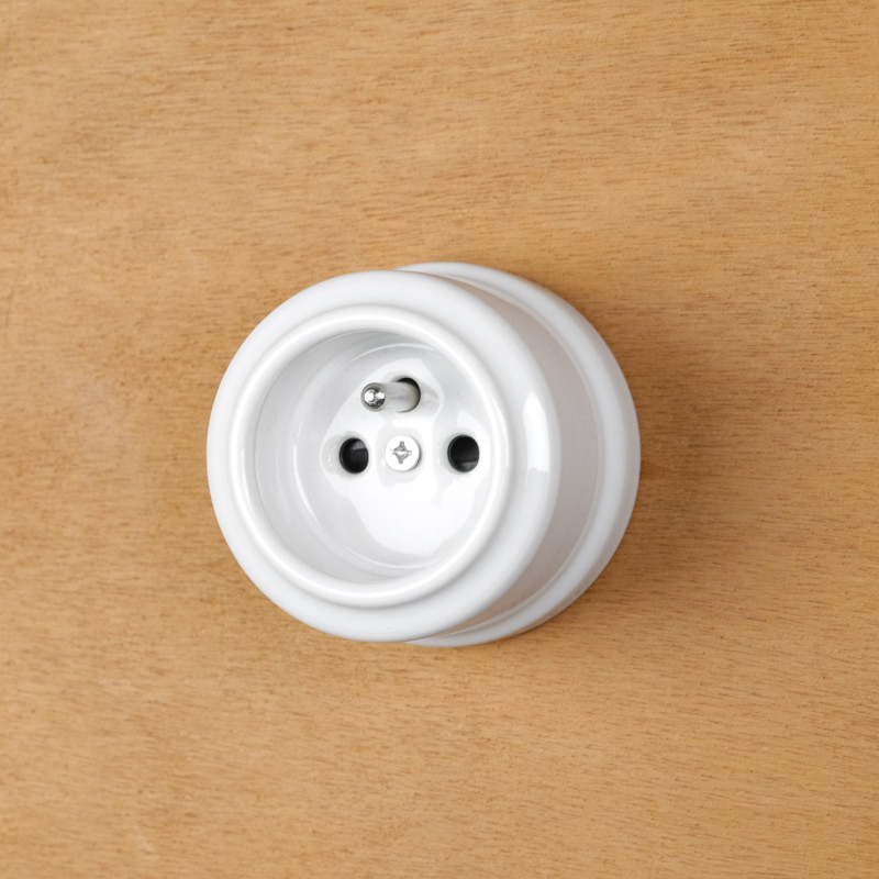 Prise murale en porcelaine blanche