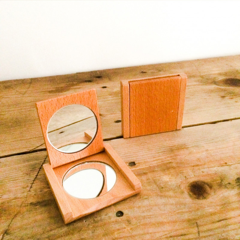 Folding pocket mirror