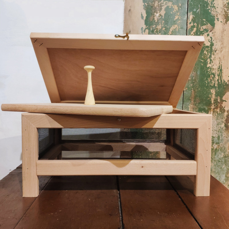 Table cheese maker