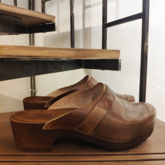 Vegetable-engraved leather clogs