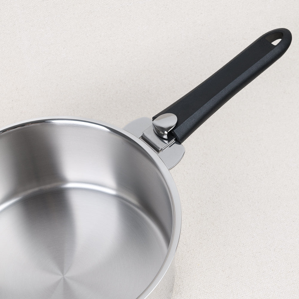 Mutine stainless steel saucepan with removable handle