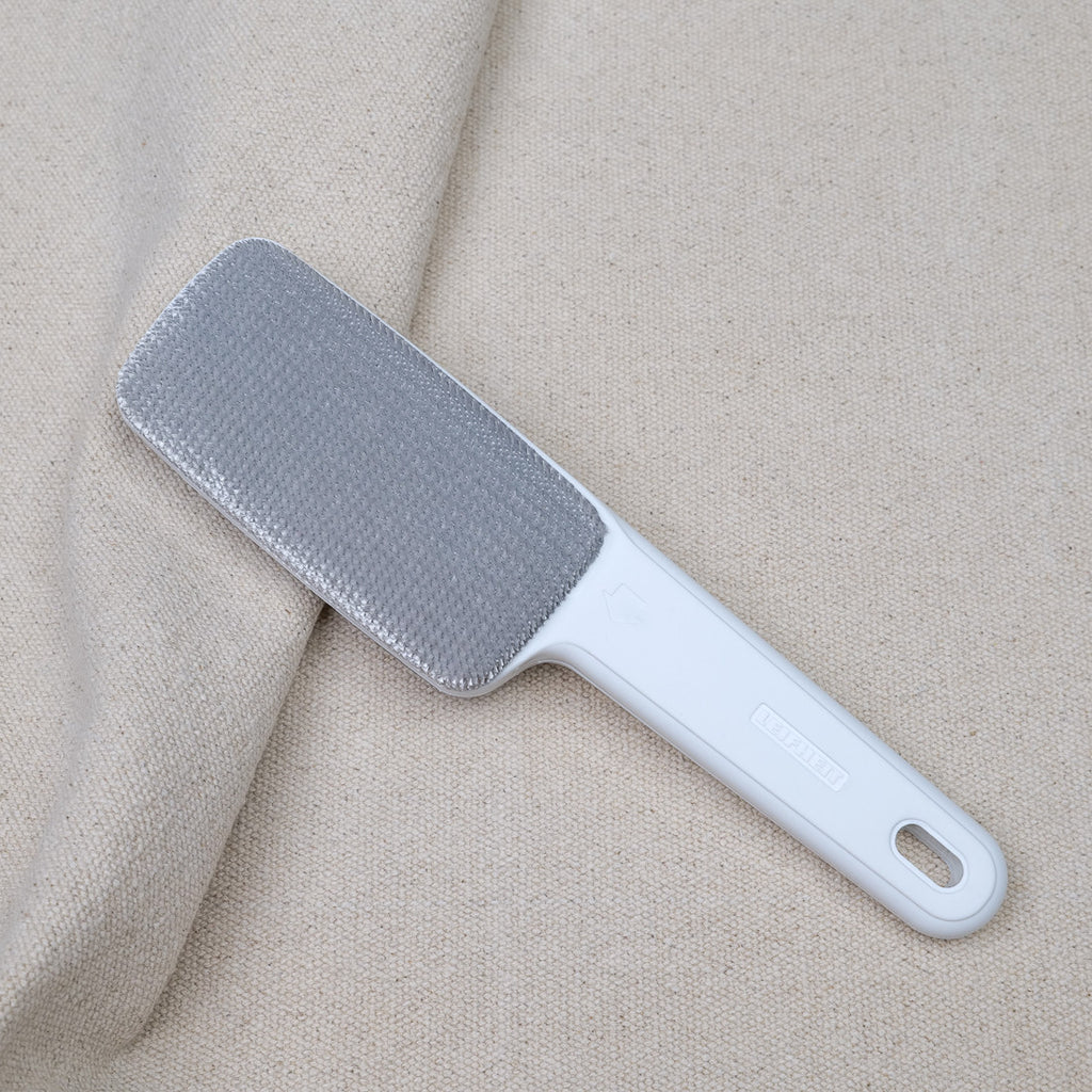 Velvet lint brush for textiles