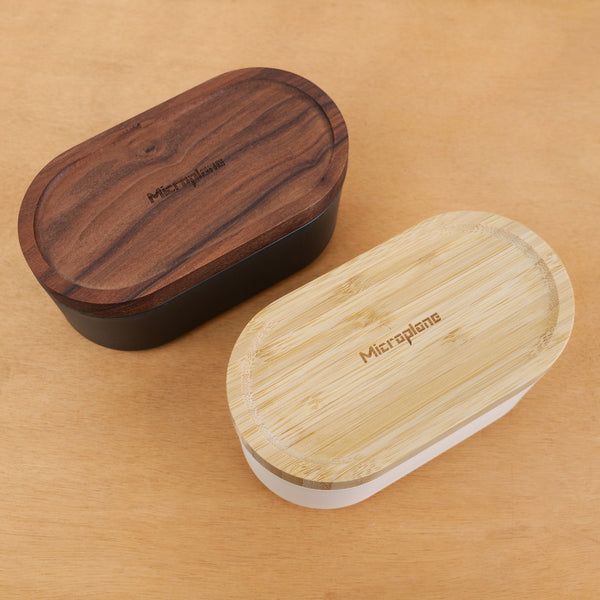 Râpe avec récipient et couvercle en bois