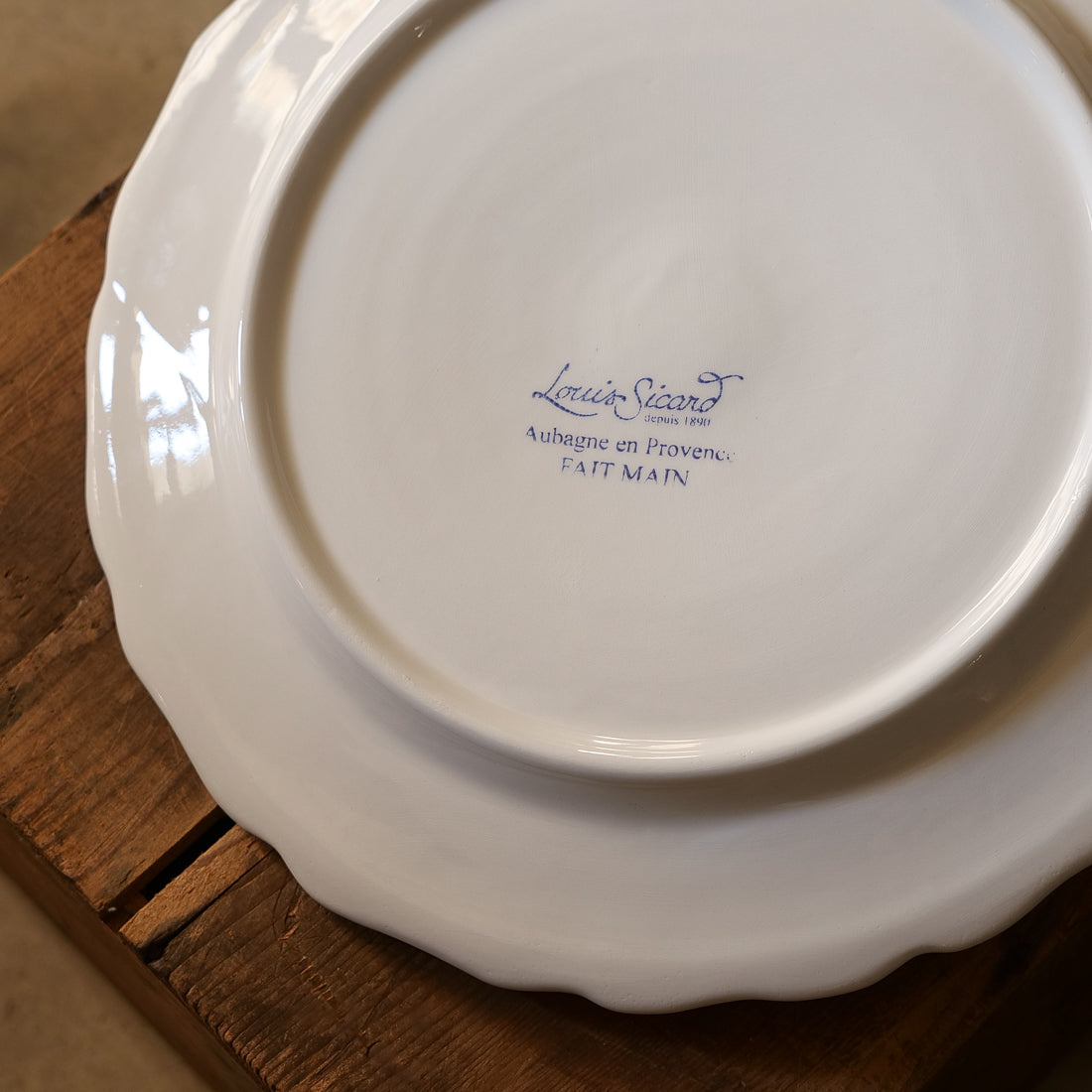 Verso de l'assiette de service Houx signée Louis Sicard, marquage Aubagne en Provence fait main, faïence 36 cm