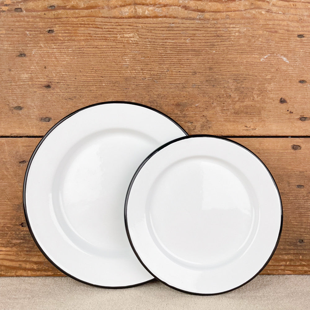 Assiette en émail blanc liseré noir