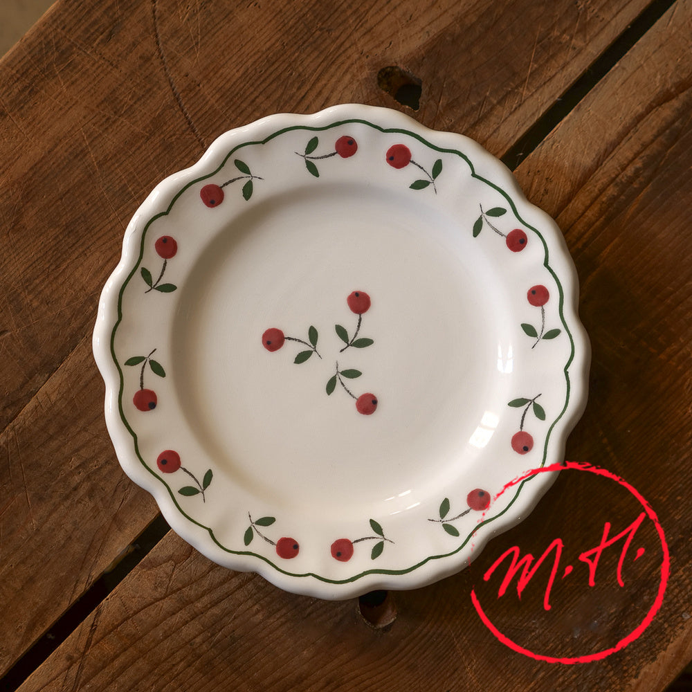 Assiette mignardise Houx en faïence de Provence 18,5 cm fabrication française, bord ondulé et décor de baies rouges