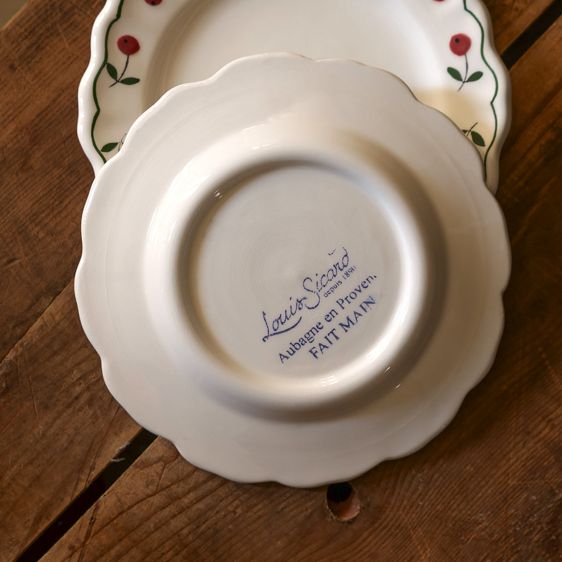 Assiette mignardise Houx en faïence 18,5 cm fabriquée à la main Louis Sicard Aubagne, revers avec marque visible