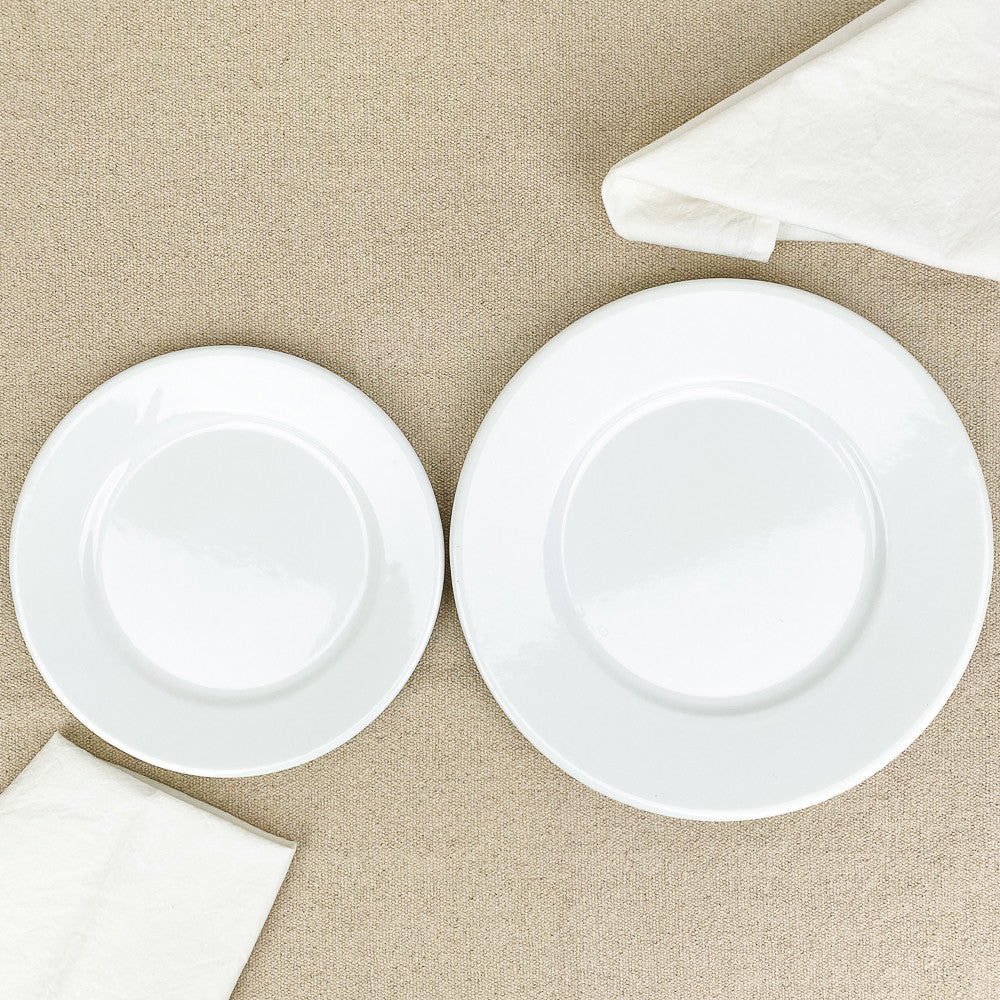Assiette plate en émail blanc