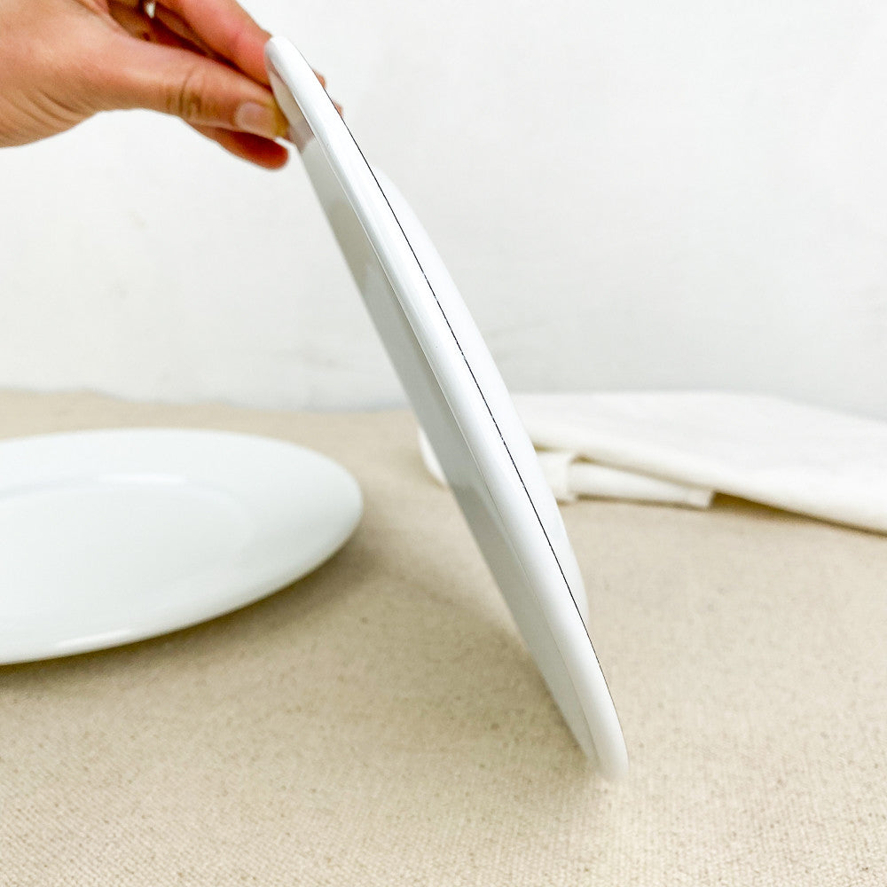 Assiette plate en émail blanc
