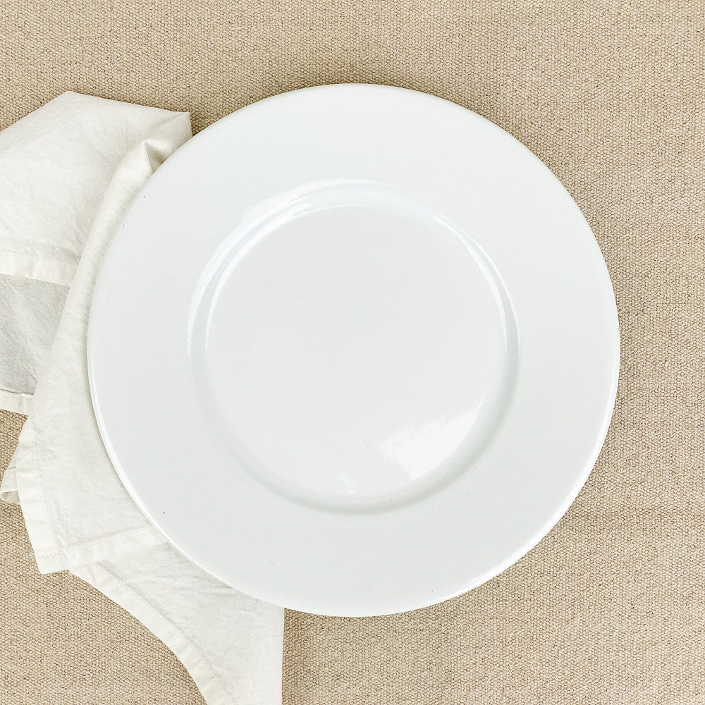 Assiette plate en émail blanc