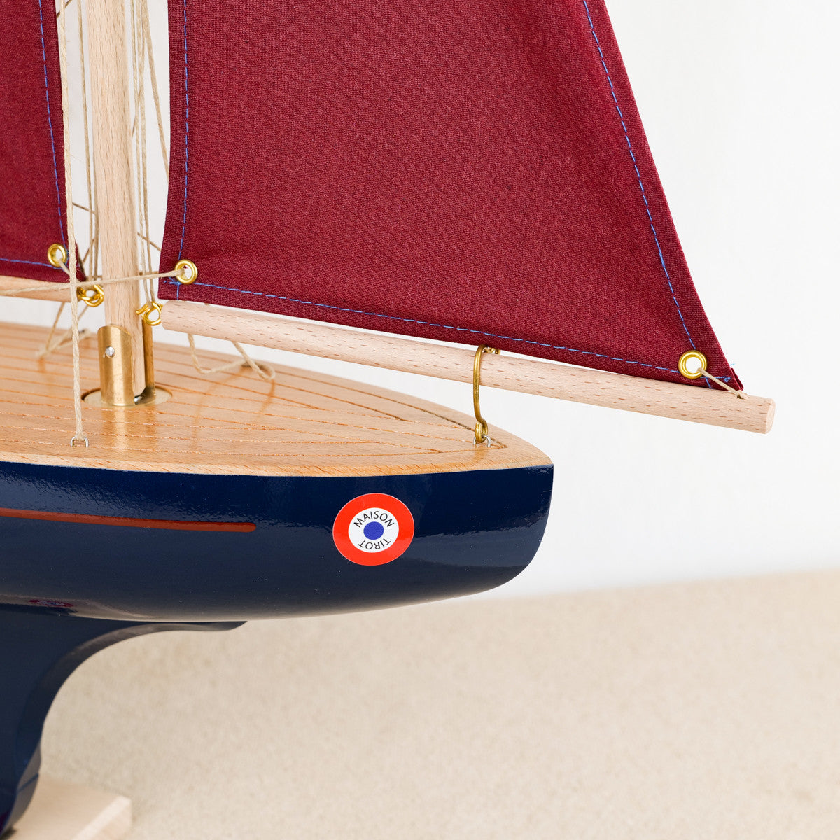 Bateau Tirot voilier Saint-Germain en bois bleu marine