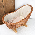 Berceau en osier et couverture en tricot