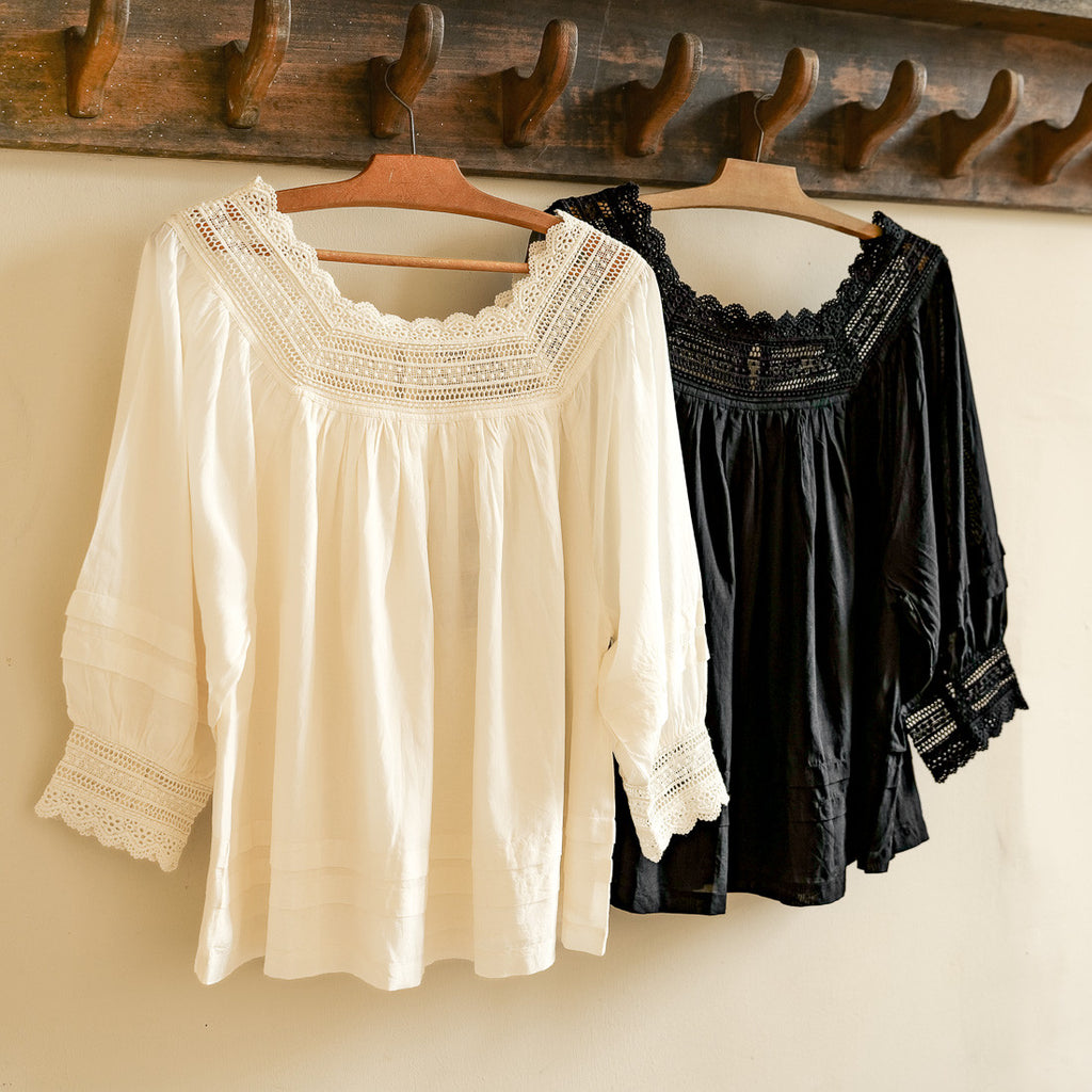 Blouse with lace collar