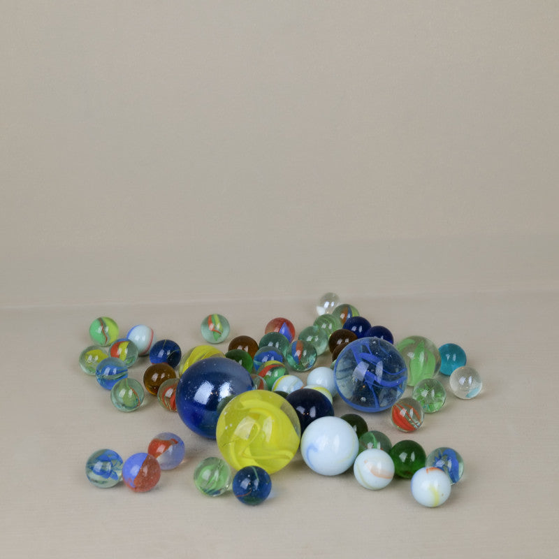 Tin box of 60 marbles