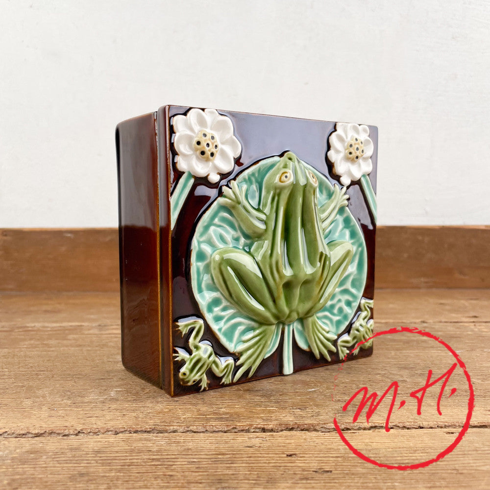 Frog and water lilies ceramic box