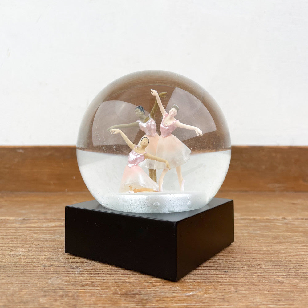 Ballerinas snow globe