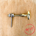 Bouton clavette olive en laiton poli