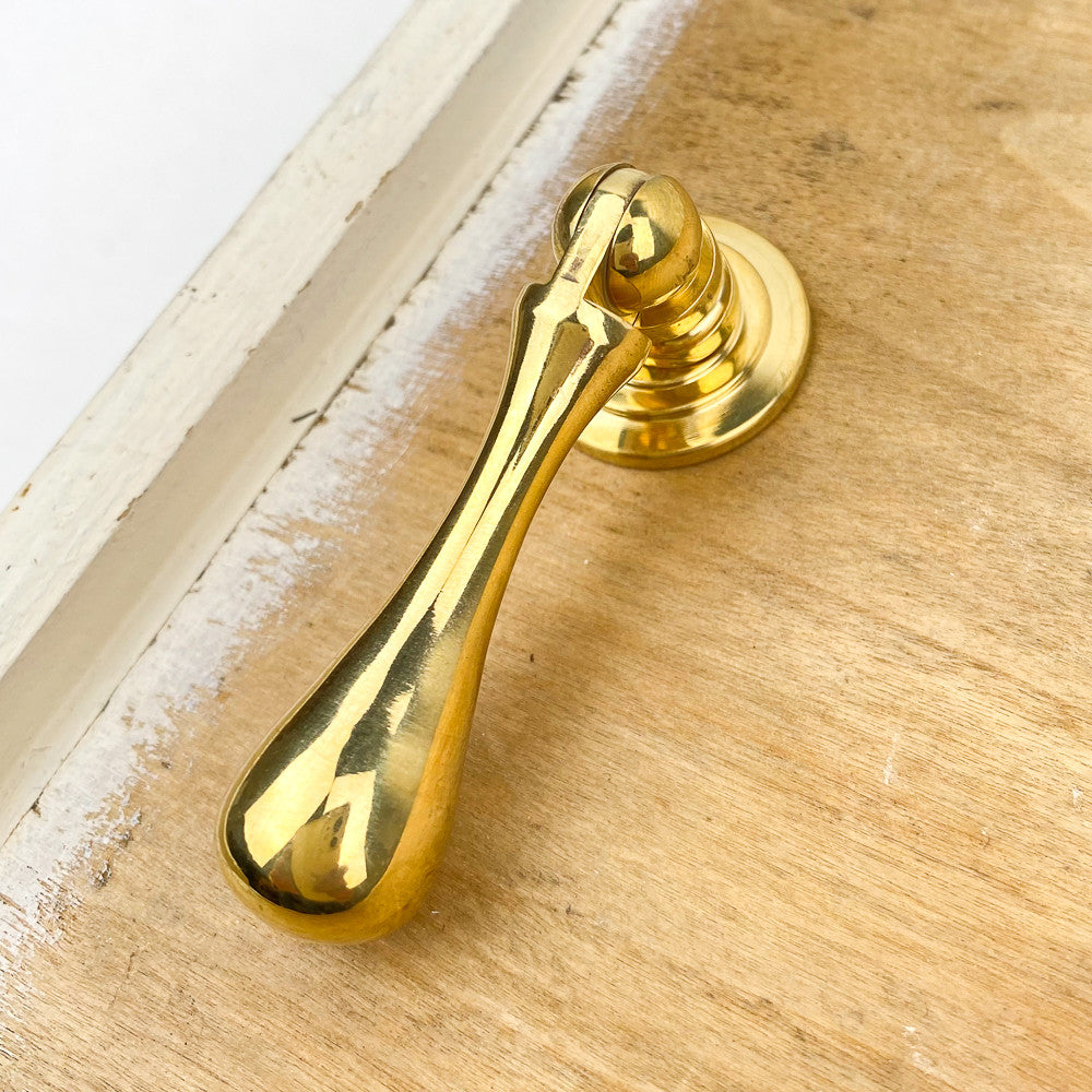 Bouton de meuble goutte en laiton