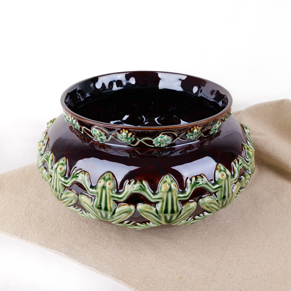 Cache pot en terre cuite à frise de grenouilles