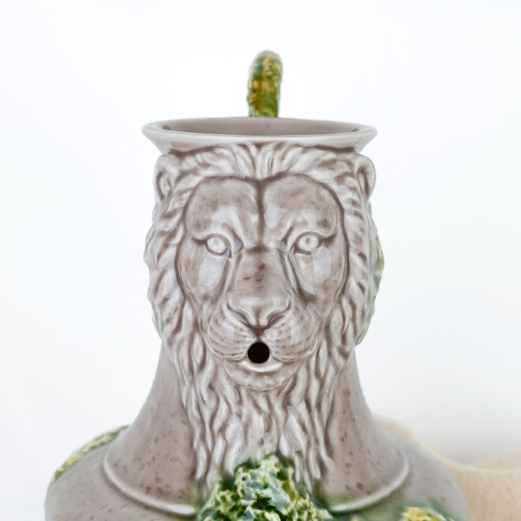 Carafe en céramique à tête de lion