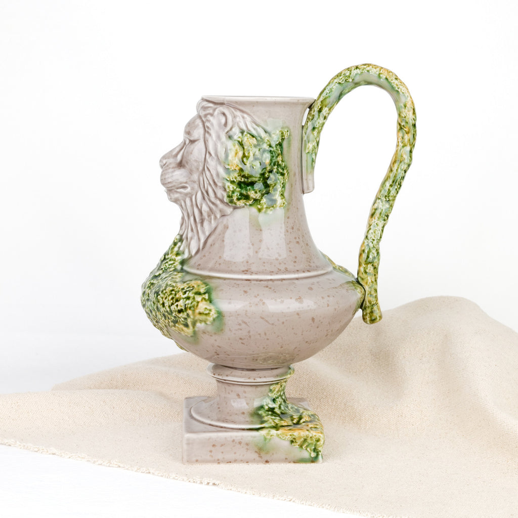 Carafe en céramique à tête de lion
